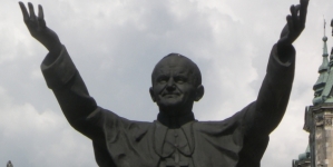 Pomnik papieża Jana Pawła II przed sanktuarium bł. Wincentego Kadłubka w Jędrzejowie.