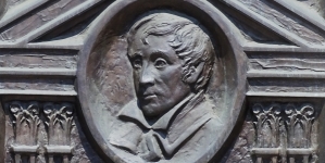 Tablica upamiętniająca fundatora na gmachu Biblioteki Raczyńskich w Poznaniu.