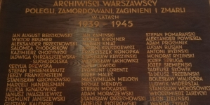 Tablica ku czci archiwistów warszawskich poległych, zamordowanych, zaginionych i zmarłych w latach 1939-1945.