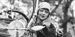 Zula Pogorzelska w swoim samochodzie.