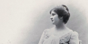 Portret Heleny Paderewskiej siedzącej na kozetce.