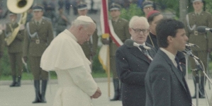 Powitanie papieża Jana Pawła II na lotnisku Okęcie w Warszawie rozpoczynające II pielgrzymkę do Polski, 16.03.1983 r.