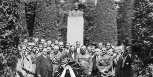 Uroczystość złożenia wieńca pod pomnikiem Henryka Jordana z okazji dziesięciolecia Polskiego Związku Piłki Nożnej w Krakowie w czerwcu 1930 r.