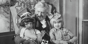 Mieczysław Frenkiel jako dziedzic Józef Czarski, ojciec Reny w towarzystwie dzieci w filmie na Sybir" z 1930 roku.