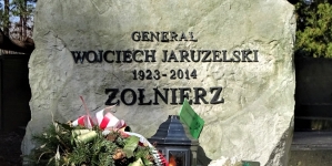 Grób  Wojciecha Jaruzelskiego na Wojskowych Powązkach w Warszawie.