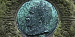 Medalion z wizerunkiem Zygmunta Straszewicza z jego grobu na warszawskich Powązkach.