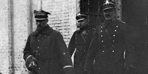 Gen. Juliusz Tadeusz Tarnawa-Malczewski oraz dowódca 1 DAK płk Władysław Surmacki zwiedzają stajnie 2 baterii  w koszarach 1 Dywizjonu Artylerii Konnej, 6.02.1926 r.