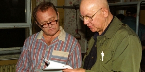 Aktor Maciej Damięcki i reżyser Jan Łomnicki na planie serialu "Dom" w 1996 roku.