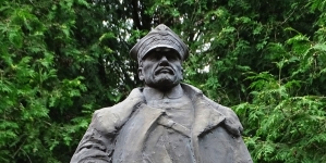 Pomnik Józefa Hallera obok kaplicy pod wezwaniem Matki Boskiej Zwycięskiej na cmentarzu Poległych w Bitwie Warszawskiej  w Ossowie.
