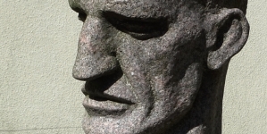 Rzeźba z grobu Juliusza Poniatowskiego w Alei Zasłużonych cmentarza Powązkowskiego w Warszawie.