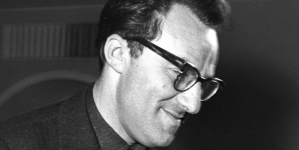 Andrzej Munk odbierający nagrodę filmowa Syrenka Warszawska w kategorii filmu fabularnego za rok 1958.