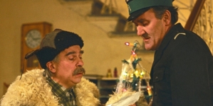 Scena z filmu Stanisława Barei "Niespotykanie spokojny człowiek" z 1975 r.