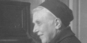 Matka Urszula Ledóchowska - założycielka i przełożona generalna SS. Urszulanek Serca Jezusa Konającego (urszulanek szarych) przy sekretarzyku, w swoim pokoju w domu macierzystym.