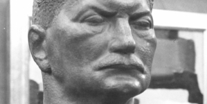 Rzeźba dłuta artysty rzeźbiarza Franciszka Starynkiewicza przedstawiająca głowę poety Jana Kasprowicza.