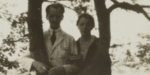 Wacław Borowy z żoną i psem w Milanówku w 1924 roku.