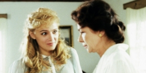 Sylwia Wysocka i Lidia Korsakówna w filmie Czesław Petelskiego 'Gorzka miłość" z 1989 roku.