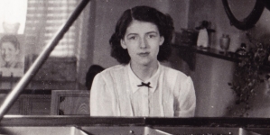 Julitta Sleńdzińska przy fortepianie.