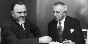 Dyrektorzy Teatru Polskiego w Poznaniu Bolesław Szczurkiewicz i Teofil Trzciński (z lewej) podczas pracy.