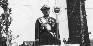 Inspektor armii generał Leon Berbecki przemawiający przed defiladą na ogólnopolskim zlocie Towarzystwa Gimnastycznego "Sokół" w Katowicach w czerwcu 1937 roku.