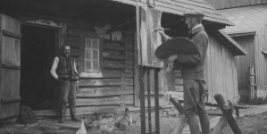 Ignacy Pinkas, artysta malarz podczas malowania obrazu w plenerze.