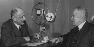Ludwik Solski podczas rozmowy z Karolem Hubertem Rostworowskim przed mikrofonem Polskiego Radia w Krakowie w kwietniu 1936 roku.