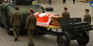 Kondukt żałobny z trumną Prezydenta RP Lecha Kaczyńskiego w drodze na Wawel 18.04.2010 r. .