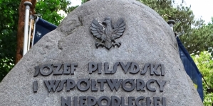 Głaz pamiątkowy w Sulejówku obok willi Piłsudskiego.
