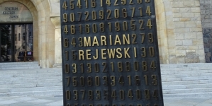 Pomnik kryptografów przed Zamkiem Cesarskim w Poznaniu.