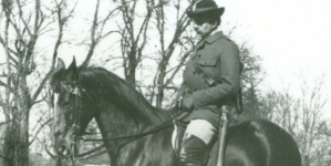 Zdzisław Grocholski na koniu.