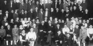 Nauczyciele i uczniowie szkoły powszechnej nr 6 w Hajdukach Wielkich.