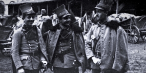 Ułani z I Brygady Legionów na postoju w Nowym Sączu podczas kampanii podhalańskiej w 1914 r.