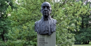 Pomnik kardynała Stefana Wyszyńskiego w Parku Jordana w Krakowie.