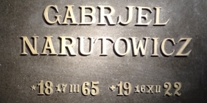 Płyta na grobie prezydenta Gabriela Narutowicza w archikatedrze św. Jana w Warszawie.