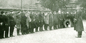 Uroczystość we Lwowie w 1923 roku wręczenia odznaczeń weteranom powstania styczniowego.
