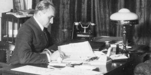 Aleksander Szczepański - konsul generalny Polski w Bytomiu przy biurku w gabinecie pracy.