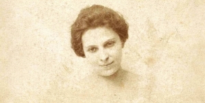Portret Wandy Siemaszkowej (1867-1947), aktorki (ujęcie do kolan).