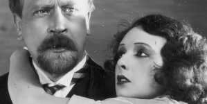 Bogusław Samborski jako kasjer Hieronim piewankiewicz i Betty Amann jako Ada w jednej ze scen filmu "Niebezpieczny romans". .