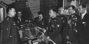 Wręczenie mjr. pilotowi Stanisławowi Skarżyńskiemu darów przez delegację Związku Strzeleckiego w lipcu 1934 r.