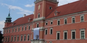 Zamek Królewski w Warszawie z banerem wystawy "Rządzić i olśniewać. Klejnoty i jubilerstwo w Polsce w XVI i XVII wieku".