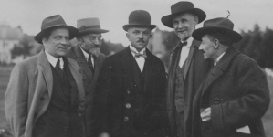 Grupa artystów plastyków ze zrzeszenia "Świt" w Poznaniu.