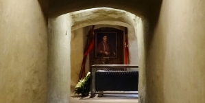 Wejście do krypty Jeremiego Wiśniowieckiego w kościele na Świętym Krzyżu.