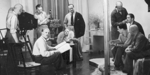 Kadra filmowa podczas przerwy w realizacji filmu „Szpieg w masce” z 1933 roku.