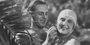Aktorzy Alma Kar i Aleksander Żabczyński w kostiumach kąpielowych w filmie "Panienka z poste-restante" z 1934 roku.