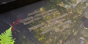 Grób rodzinny, w którym spoczywa Jeremi Przybora, na cmentarzu ewangelicko-reformowanym w Warszawie.