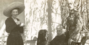 Julia Puszetowa w towarzystwie matki i kapitana Campbella-Crooka na tarasie w Oporowej.