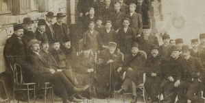 Kursy rolnicze w Nałęczowie - grupa wykładowców i działaczy rolniczych oraz uczestników kursu (1908 r.)  Arkadiusz Puławski stoi pierwszy z lewej.