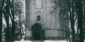 Kościół na przedmieściach warszawskiej Woli z portretem gen. Sowińskiego.