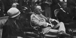 Marszałek Józef Piłsudski z żoną Aleksandrą podczas  uroczystości na placu Wolności w Kielcach w czasie V Zjazdu Legionistów 8.08.1926 r.