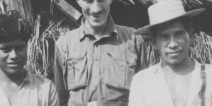 Arkady Fiedler w towarzystwie Indian ze szczepu Coroabów w trakcie polskiej ekspedycji naukowej do Puszczy Brazylijskiej w 1929 r.
