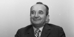 Marszałek Sejmu Stanisław Gucwa przy biurku w gabinecie.